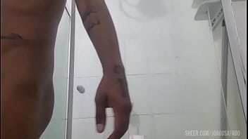 Casal transando no banheiro de casa