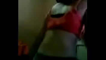 Rubia moviendo el culo muy rico