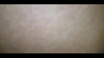 Se le llena la concha de leche con el anal