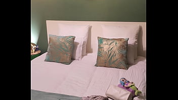 Coucou mes coquins voilà ma chambre jusque vendredi je suis à nouveau en