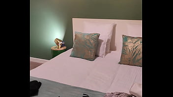 Coucou mes coquins voilà ma chambre jusque vendredi je suis à nouveau en