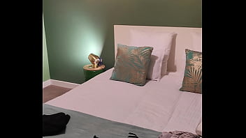 Coucou mes coquins voilà ma chambre jusque vendredi je suis à nouveau en