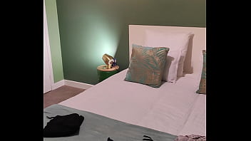 Coucou mes coquins voilà ma chambre jusque vendredi je suis à nouveau en