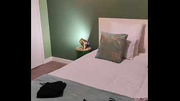 Coucou mes coquins voilà ma chambre jusque vendredi je suis à nouveau en