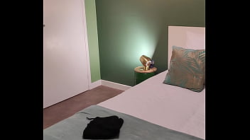 Coucou mes coquins voilà ma chambre jusque vendredi je suis à nouveau en