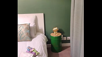 Coucou mes coquins voilà ma chambre jusque vendredi je suis à nouveau en