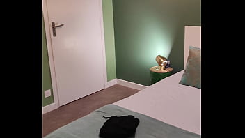 Coucou mes coquins voilà ma chambre jusque vendredi je suis à nouveau en