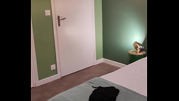 Coucou mes coquins voilà ma chambre jusque vendredi je suis à nouveau en