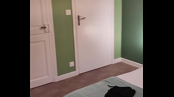 Coucou mes coquins voilà ma chambre jusque vendredi je suis à nouveau en