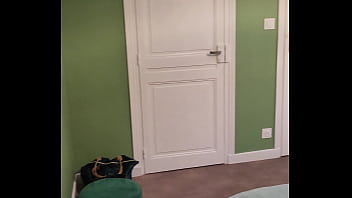 Coucou mes coquins voilà ma chambre jusque vendredi je suis à nouveau en