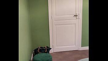 Coucou mes coquins voilà ma chambre jusque vendredi je suis à nouveau en