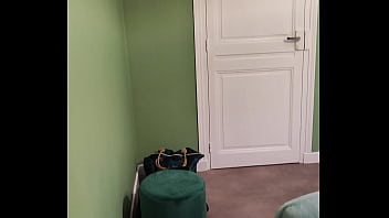 Coucou mes coquins voilà ma chambre jusque vendredi je suis à nouveau en