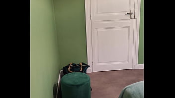 Coucou mes coquins voilà ma chambre jusque vendredi je suis à nouveau en