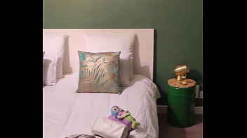 Coucou mes coquins voilà ma chambre jusque vendredi je suis à nouveau en