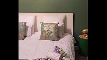 Coucou mes coquins voilà ma chambre jusque vendredi je suis à nouveau en