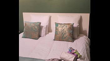 Coucou mes coquins voilà ma chambre jusque vendredi je suis à nouveau en