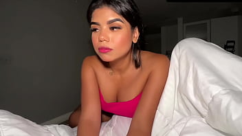 Seduzco a mi hermanastro para que me folle con su gran polla me vengo a chorros