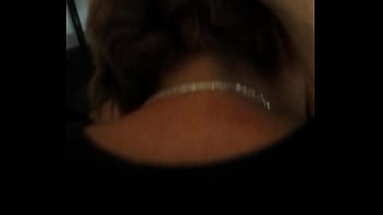 Me mueve las nalgas muy rico