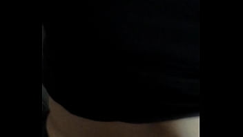 Me mueve las nalgas muy rico