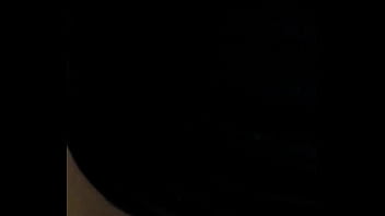 Me mueve las nalgas muy rico