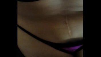 Me mueve las nalgas muy rico