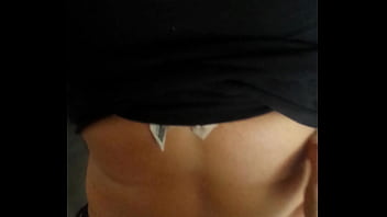 Me mueve las nalgas muy rico