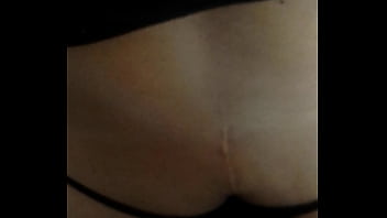 Me mueve las nalgas muy rico