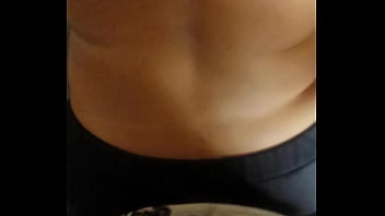 Me mueve las nalgas muy rico