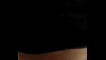 Me mueve las nalgas muy rico