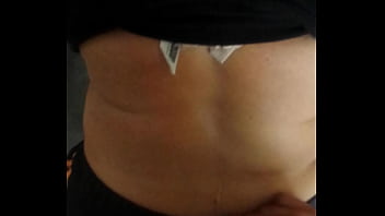 Me mueve las nalgas muy rico