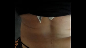 Me mueve las nalgas muy rico