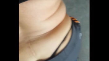 Me mueve las nalgas muy rico