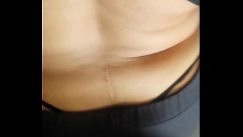 Me mueve las nalgas muy rico