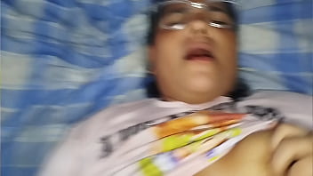 Mi asqueroso vecino viejo viene y se corre en mis tetas después de follarme el coño viene a jugar a la ps5 con mi novio pero termina follándome muy fuerte