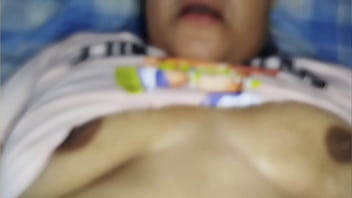 Mi asqueroso vecino viejo viene y se corre en mis tetas después de follarme el coño viene a jugar a la ps5 con mi novio pero termina follándome muy fuerte Mi asqueroso vecino viejo viene y se corre en mis tetas después de follarme el coño viene a jugar a la ps5 con mi novio pero termina follándome muy fuerte