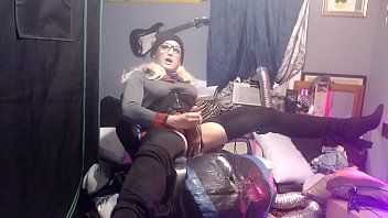 Hot Blonde Cd Spreads Legs Wide And Blows Load thumbnail