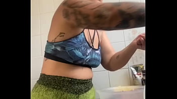 Casada grava videos cozinhando na internet mas na verdade ela so quer mostrar a buceta Casada grava videos cozinhando na internet mas na verdade ela so quer mostrar a buceta