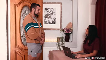 Lesbian nuru masseuse gal ritchie has no issues with giving the massage to her former didnt expect to get aroused n sucks for the first time