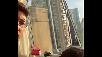Casal fode na janela de prédio para os vizinhos verem