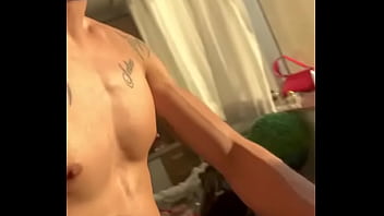 Casal fode na janela de prédio para os vizinhos verem