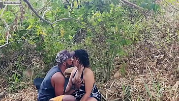 Fui na bica me refresca e acabei ficado com tesão e dei minha buceta pro cara lá no mato