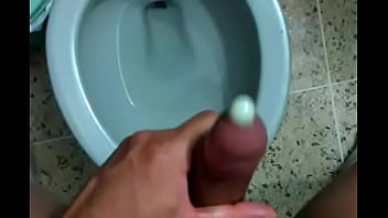 Que rico se ve mi semen dentro del preservativos