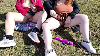 Madrasta e enteada se exibindo em publico no jardim tomando banho de sol comentem se querem vídeos