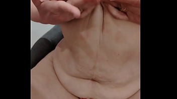 Coroa exibindo seu peitos com uma mini calcinha