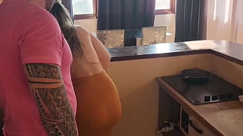 Minha esposa quase me pegou no flagra comendo a amiga dela na cozinha parte 2