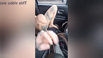 Olha o jeito que a safada pagou a corrida de taxi