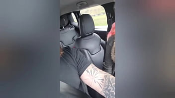 Olha o jeito que a safada pagou a corrida de taxi