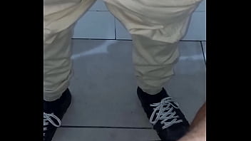 Pete En El Baño Publico De La Axion thumbnail