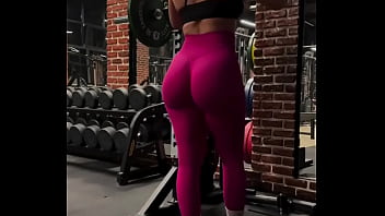 Gostosa na academia fio dental