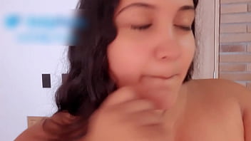 Hermanastra pilla a su hermano masturbandoce mientras se baña "necesitas ayuda"